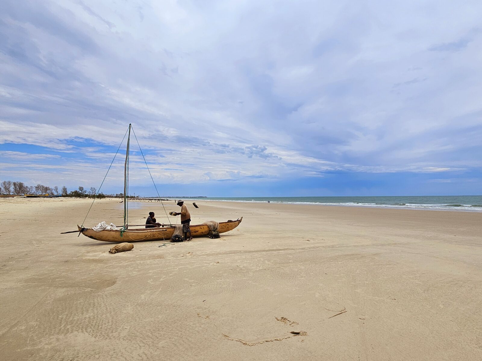 Wybrzeże Madagaskaru - rybacy z tradycyjną łodzią piroga